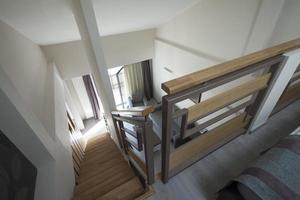 escadaria no interior do apartamento duplex foto