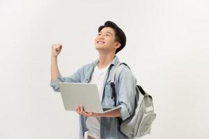 estudante universitário asiático vencedor com laptop na mão isolado no fundo branco foto