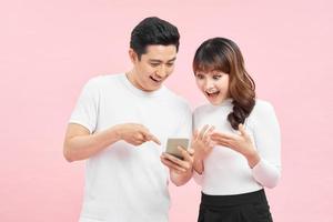 família feliz espantada com a venda de compras pela internet no aplicativo móvel foto