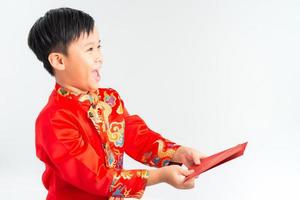 menino vietnamita segurando envelopes vermelhos para tet. é o presente no ano novo lunar ou feriado tet em fundo isolado foto