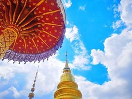 pagode dourado. wat phra que hariphunchai. província de lamphun tailândia. foto