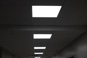 lâmpadas no teto. luminária quadrada. detalhes internos. foto