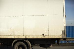 caminhão na estrada. transporte de carga. carro na estrada. foto