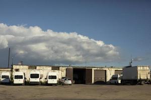 garagem para transporte. estacionamento de ônibus. zona industrial com carros particulares. foto