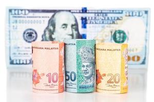 close-up da nota de moeda malásia ringgit contra o dólar americano