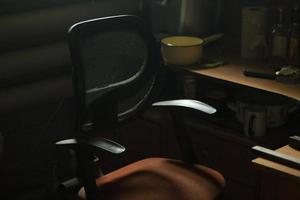 cadeira no quarto. cadeira de computador. pouca luz dentro de casa. foto