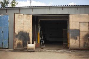 porta da garagem. entrada do armazém. grande portão para o edifício. zona industrial. foto