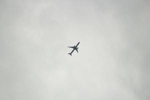 detalhes do vôo. pequeno avião no céu cinza. foto