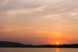 pôr do sol sobre o rio foto