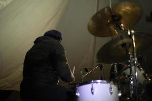 baterista no festival de música. afro-americano bate tambores. foto