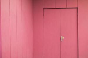 interior rosa. porta para o corredor. paredes pintadas. foto