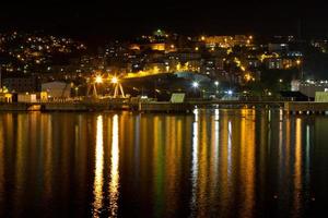 cidade e porto de zonguldak à noite foto