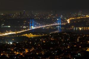 istambul ponte do bósforo da colina camlica foto