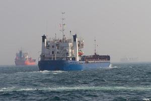 navio-tanque em Istambul foto