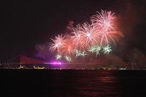 fogos de artifício sobre o Estreito de Bósforo, Istambul, Turquia foto