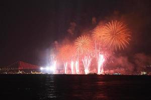 fogos de artifício sobre o estreito de bósforo foto