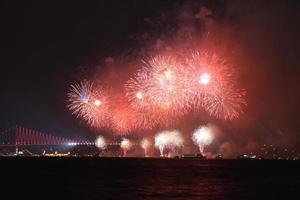 fogos de artifício sobre o estreito de bósforo foto