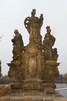 estátua da ponte de charles, praga, república tcheca foto