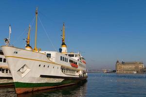 balsa e estação de trem de haydarpasa foto