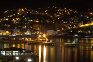 cidade e porto de zonguldak à noite foto