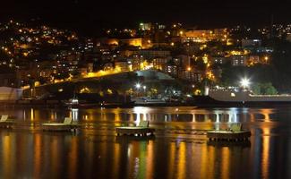 cidade e porto de zonguldak à noite foto