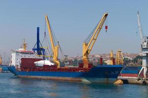 navio de carga no porto foto