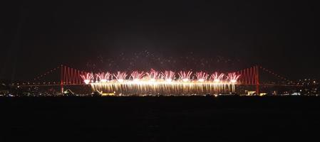 fogos de artifício da ponte do bósforo, istambul, turquia foto