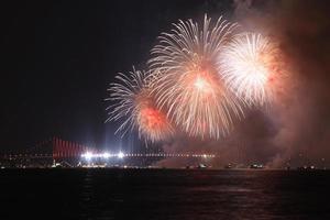 fogos de artifício sobre o estreito de bósforo foto