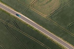 Vista aérea da estrada da aldeia e campos de colheita