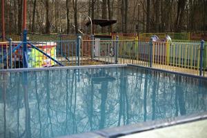 piscina exterior. Parque de diversões. detalhes do playground. foto