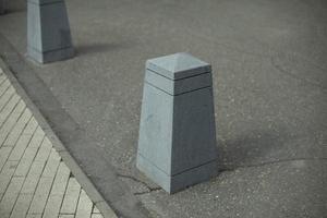 limitador de estacionamento. elemento arquitectónico na zona pedonal. foto