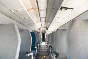 interior de um avião com muitos assentos foto