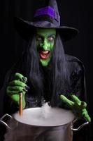 a bruxa assustadora cozinhando uma bebida. foto