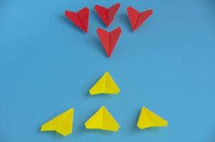 origami de aviões vermelho e amarelo pronto para a batalha. conceito de batalha foto