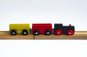 trem de brinquedo de madeira em fundo branco. conceito de brinquedo e transporte foto