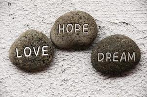 amor, esperança e sonho gravados em pedras. conceito de vida foto