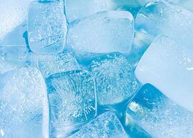 a forma do cubo de gelo foi ajustada para adicionar cor, isso ajudará a refrescar e fazer você se sentir bem. fundo de gelo foto