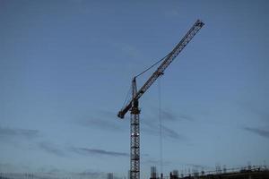 guindaste de torre na construção do edifício. guindaste de grande altura para elevação de placas. foto