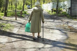 pensionista anda pela rua. avó na Rússia. mulher com bengala. foto