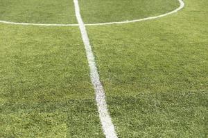 marcação do campo de futebol. listra branca na grama verde. estádio de esporte. foto