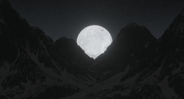 a grande lua brilhava entre as montanhas cobertas de neve. na parte de trás, há estrelas cintilantes. renderização 3D. foto