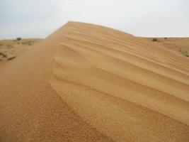 ondas de textura de areia. dunas do deserto. paisagem por do sol de dunas do deserto. foto