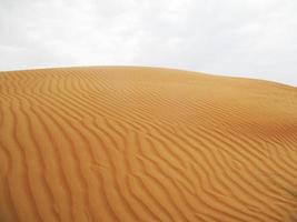 ondas de textura de areia. dunas do deserto. paisagem por do sol de dunas do deserto. foto