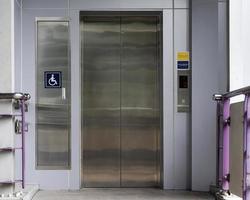elevador para deficientes na estação de skytrain foto