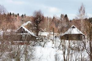 velhas casas rurais em pequena aldeia no inverno foto