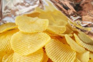 lanche de batatas fritas em saco de papel alumínio foto