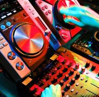 DJ toca música no console foto