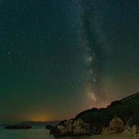 céu noturno incrível com galáxia via láctea foto