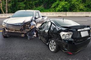 acidente de acidente de carro na estrada foto