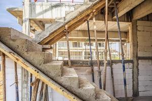 construção de casa nova com escada de concreto no canteiro de obras foto